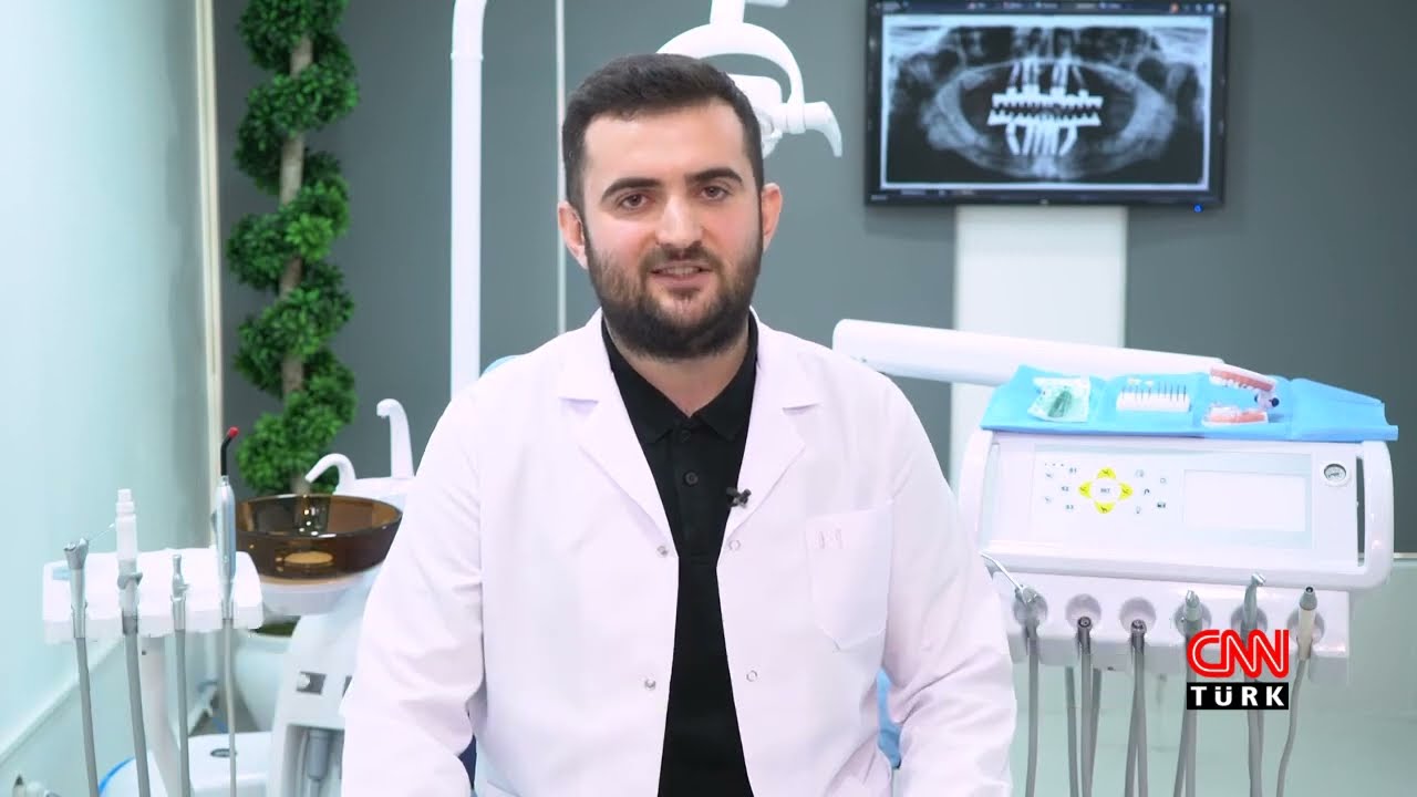 Dr. Sadullah Daştan efectuând o procedură de implant dentar